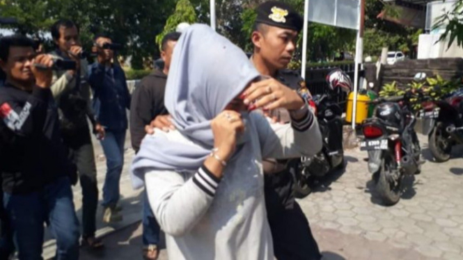 Sugeng menyamar jadi mahasiswi.