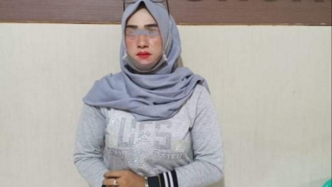 Sugeng menyamar jadi mahasiswi.