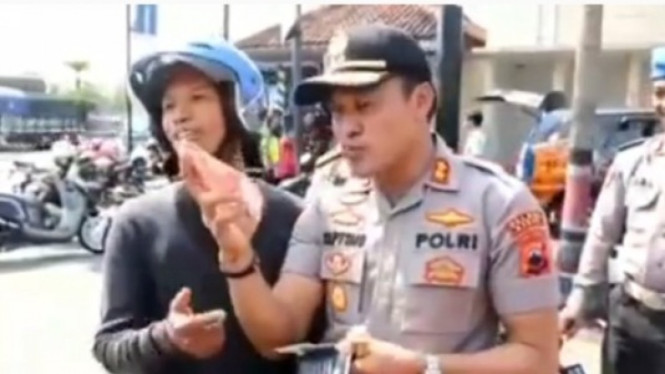 Polisi Kasih Uang ke Pemotor