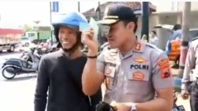 Polisi Kasih Uang ke Pemotor