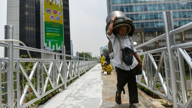 Atap JPO Sudirman, Jakarta Pusat, yang dibongkar.