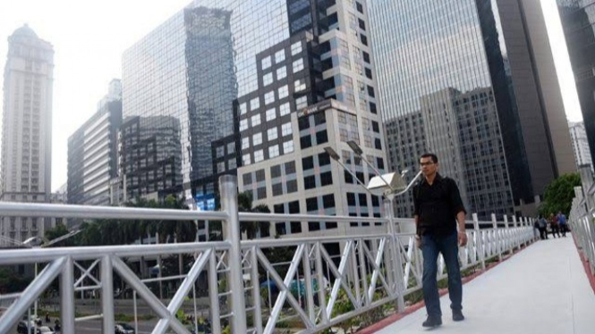 Atap JPO Sudirman, Jakarta Pusat, yang dibongkar.