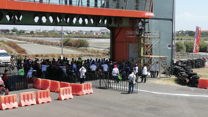 Tambak garam di sekitar Sirkuit Gelora Bung Tomo, Surabaya