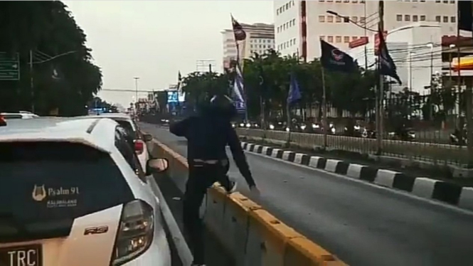 Viral Jambret Mobil di Jalan Raya