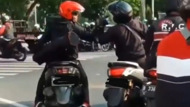Sesama biker terlibat cekcok.