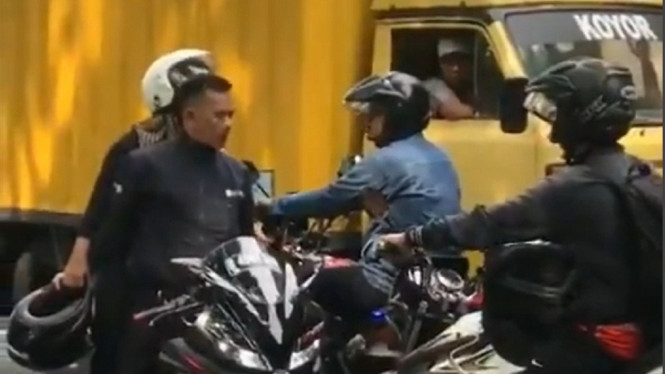 Pemotor R-15 yang Lawan Arah di Palmerah