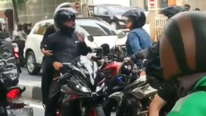 Pemotor R-15 yang Lawan Arah di Palmerah