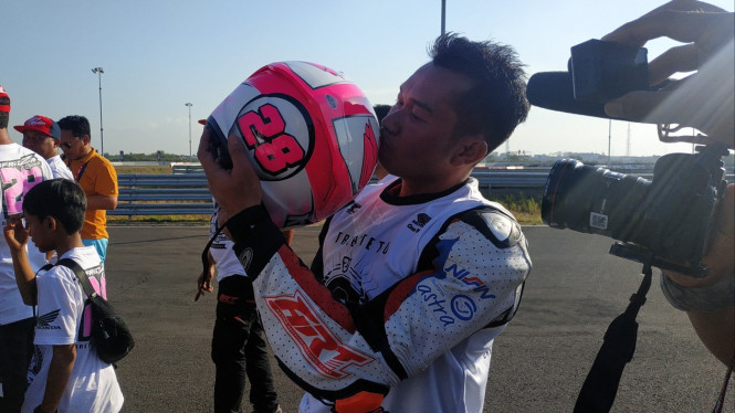 Fitriansyah Kete cium helm Afridza Syach Munandar