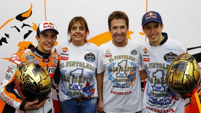 Alex Rins dan Marc Marquez bersama ayah dan ibunya