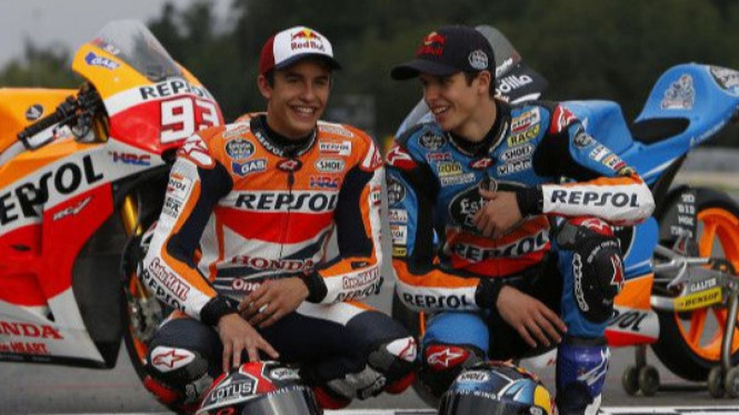 Alex dan Marc Marquez bersama ayah dan ibunya