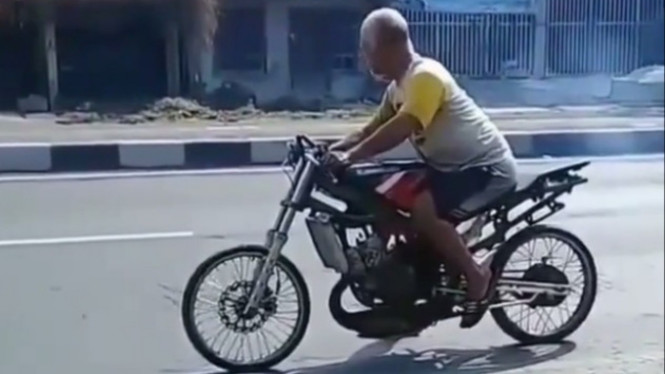 Aksi kakek kebut-kebutan