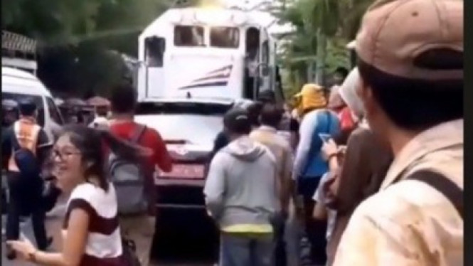 Mobil berpelat merah parkir sembarangan