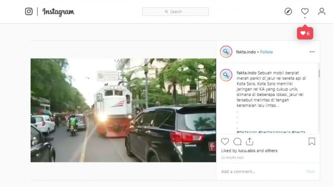 Mobil berpelat merah parkir sembarangan