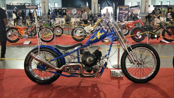 Vespa Custom bergaya Chopper