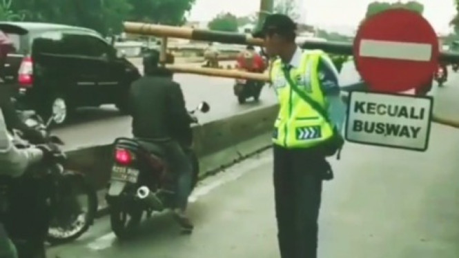 Terobos jalur transjakarta