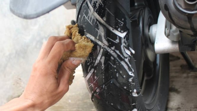 Mencuci ban motor.