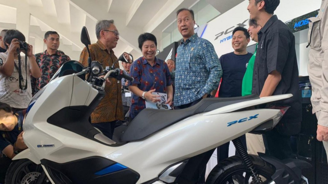 Menperin Agus Gumiwang di depan PCX listrik.
