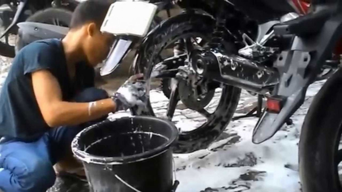 Mencuci motor.