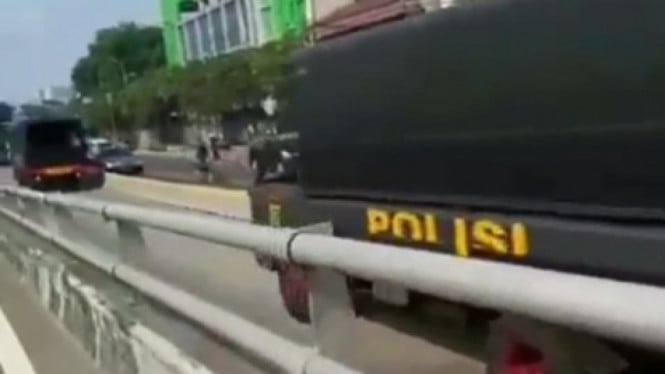 Truk Polisi Masuk Jalur TJ.