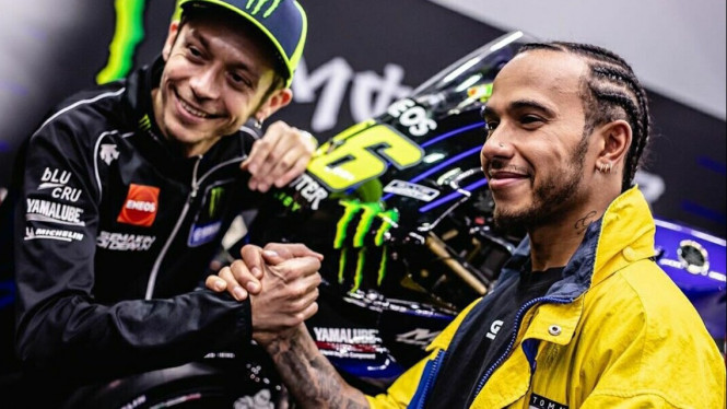 Valentino Rossi dan Lewis Hamilton Tukar Senjata