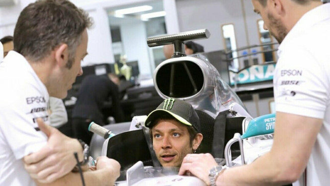 Lewis Hamilton dan Valentino Rossi Tukar Senjata