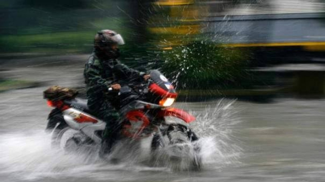 Naik Motor saat Hujan
