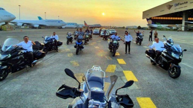 Direksi PT Garuda Indonesia pamer moge di bandara.