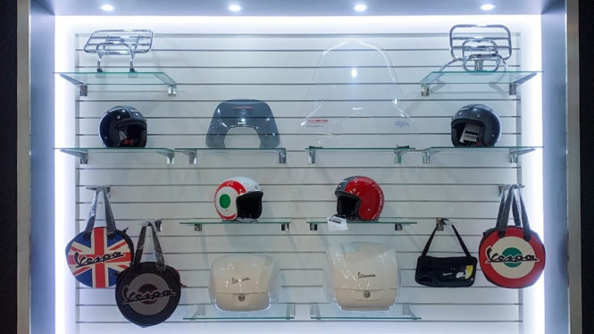 Aksesoris di diler Vespa Surabaya Timur