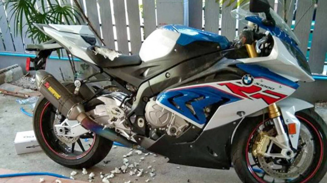 BMW S 1000 RR rusak digigiti anjing.