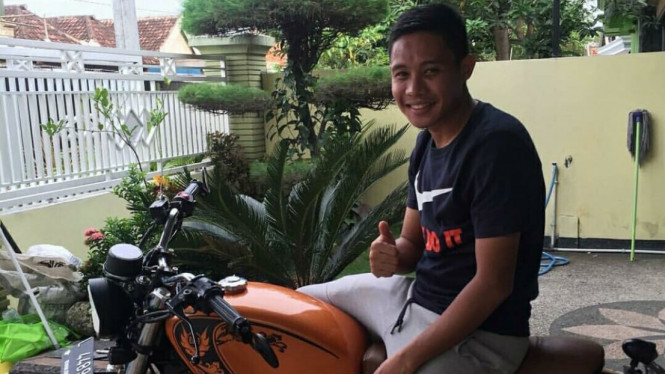 Pemain Timnas Indonesia di Atas Motor