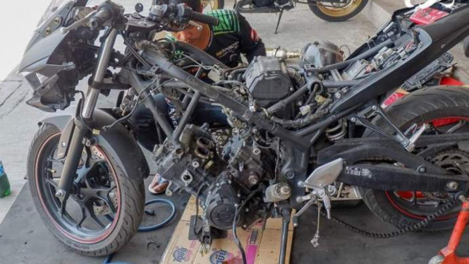 Yamaha R3 rusak usai diisi gula pasir.