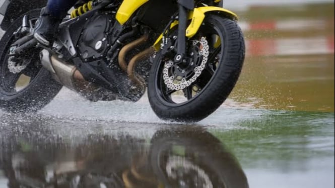 Ilustrasi ban motor di musim hujan