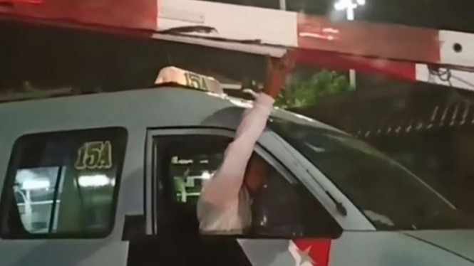 Sopir Angkot Terobos Palang Pintu Kereta