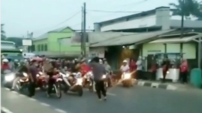 Jalan Raya di Bekasi Macet karena Dipakai Trek-trekkan.