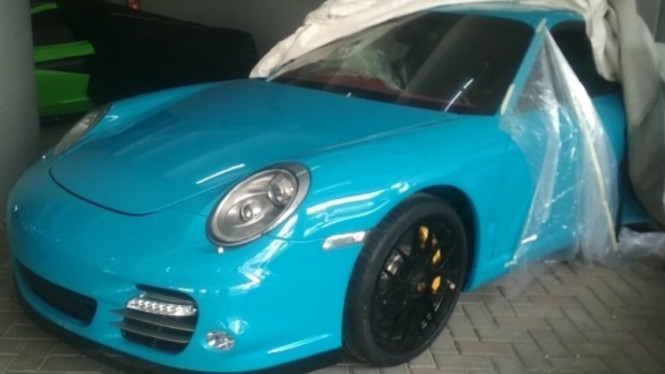 Mobil mewah yang  selamat  dari kejaran Polda Jawa Timur