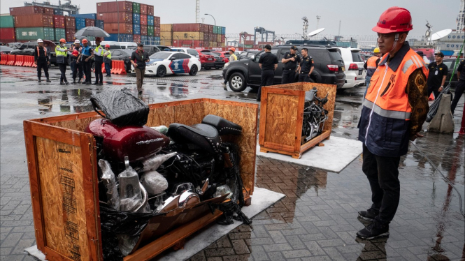 Penyelundupan mobil dan motor mewah di Tanjung Priok