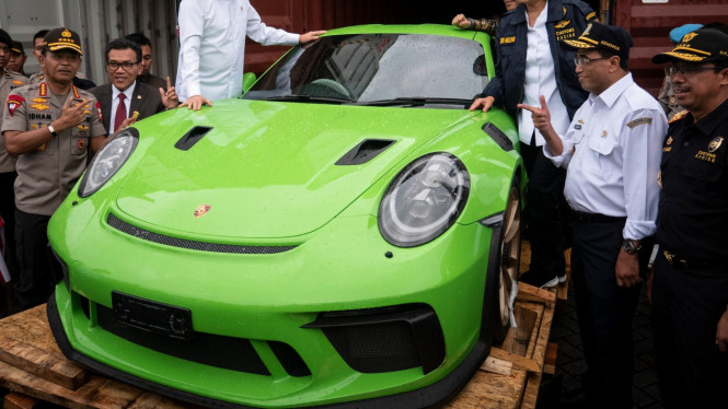 Penyelundupan mobil dan motor mewah di Tanjung Priok