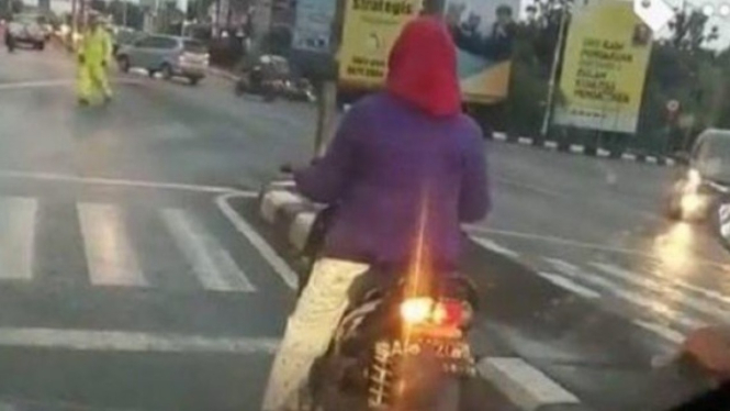 Emak-emak naik motor