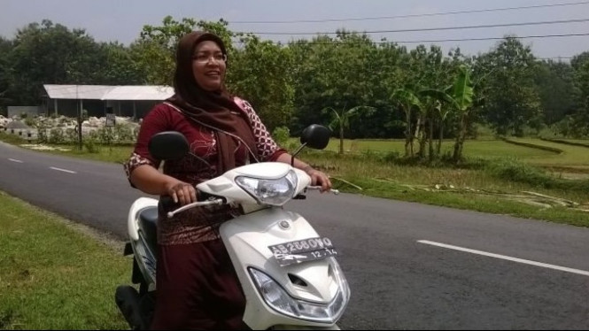 Emak-emak naik motor