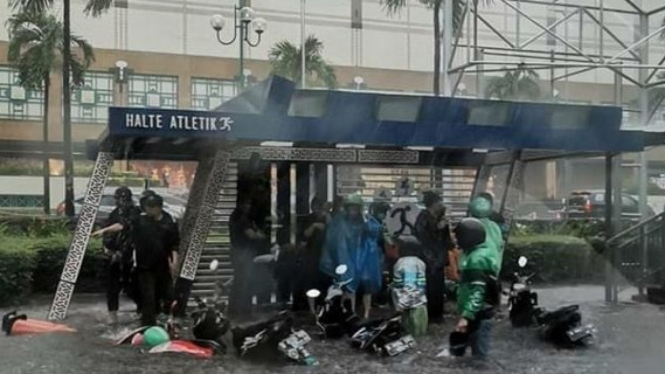 Motor Tenggelam Banjir di Senayan