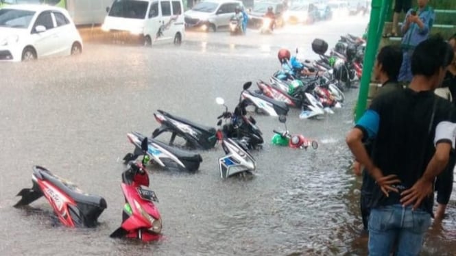 Motor Tenggelam Banjir di Senayan