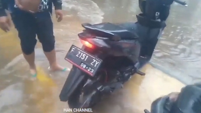 Motor Tenggelam Banjir di Senayan