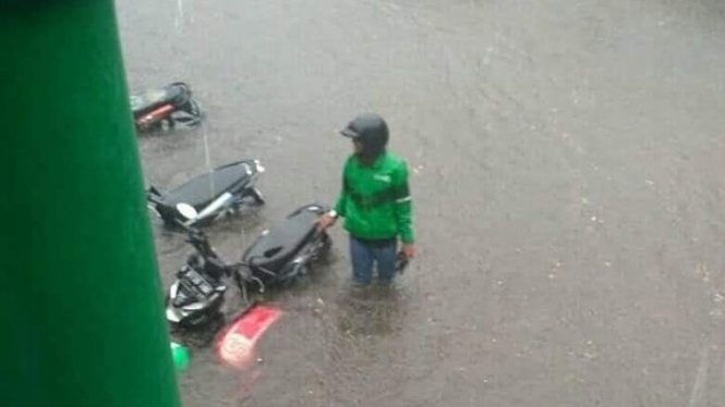 Ojol Terendam Banjir