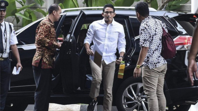 Sandiaga uno bersama mobil Nissan-nya.