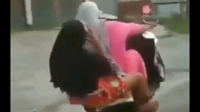 Viral Emak-emak Standing Naik Mio