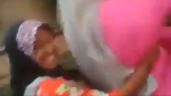 Emak-emak naik motor