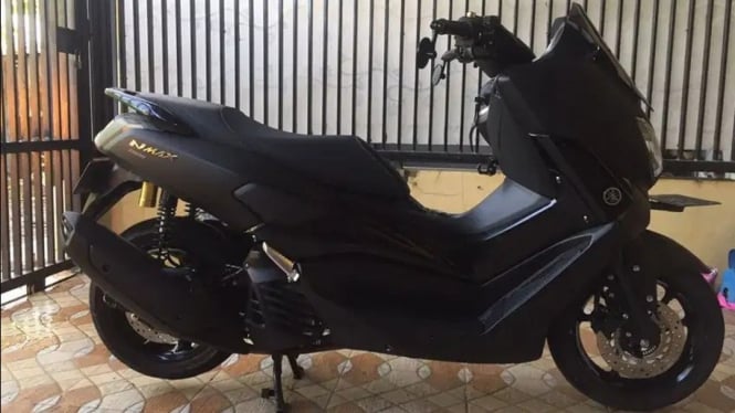 Motor Yamaha NMAX parkir di rumah