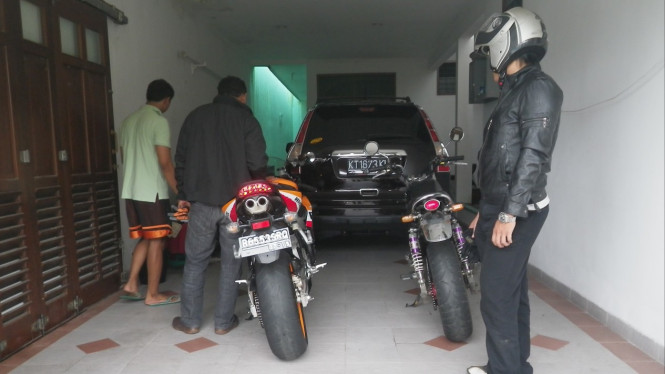 Ilustrasi Parkir Motor di Teras