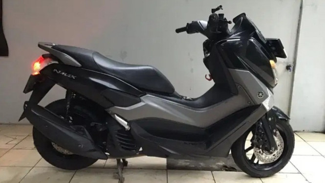 Yamaha NMAX Parkir di Rumah