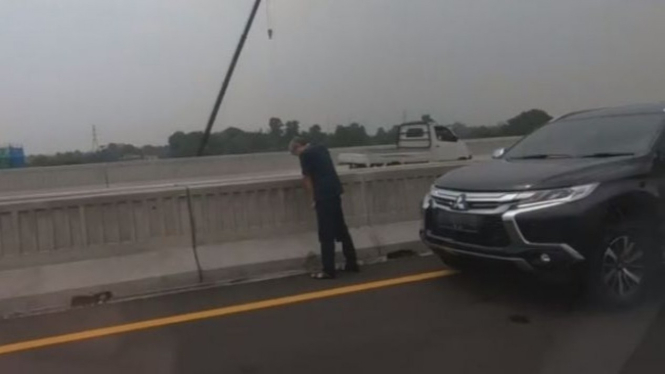 Viral Pemobil Buang Air di Tol Japek